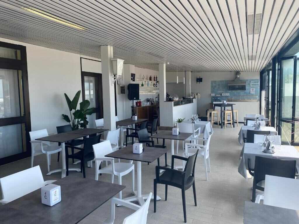 Restaurant and bar area